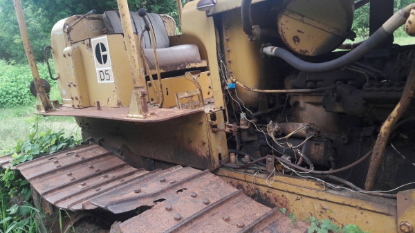 ขายตามสภาพ 235,000 CAT D5D  เครื่องดี เกียร์แรง ช่วงล่างพอได้  090-772-3710 090-772-3708