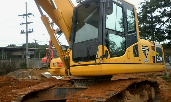 ขาย 2,280,000 Komatsu  PC 200-8 MO ทำงาน 5,045 ชั่วโมง รถสวยเหมือนใหม่เอกสารทะเบียน 090-772-3710 090-772-3708