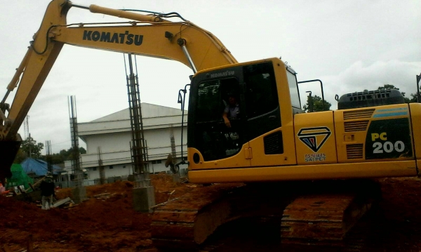 ขาย 2,280,000 Komatsu  PC 200-8 MO ทำงาน 5,045 ชั่วโมง รถสวยเหมือนใหม่เอกสารทะเบียน 090-772-3710 090-772-3708