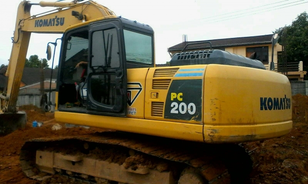 ขาย 2,280,000 Komatsu  PC 200-8 MO ทำงาน 5,045 ชั่วโมง รถสวยเหมือนใหม่เอกสารทะเบียน 090-772-3710 090-772-3708