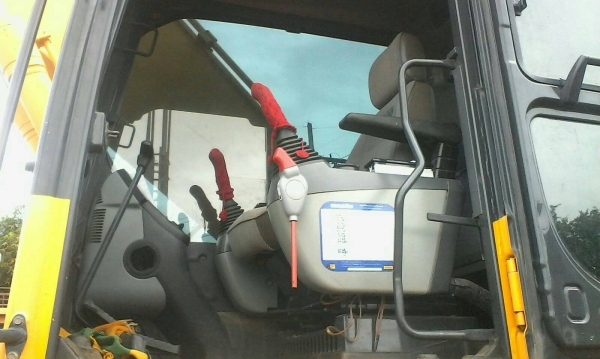 ขาย 2,280,000 Komatsu  PC 200-8 MO ทำงาน 5,045 ชั่วโมง รถสวยเหมือนใหม่เอกสารทะเบียน 090-772-3710 090-772-3708