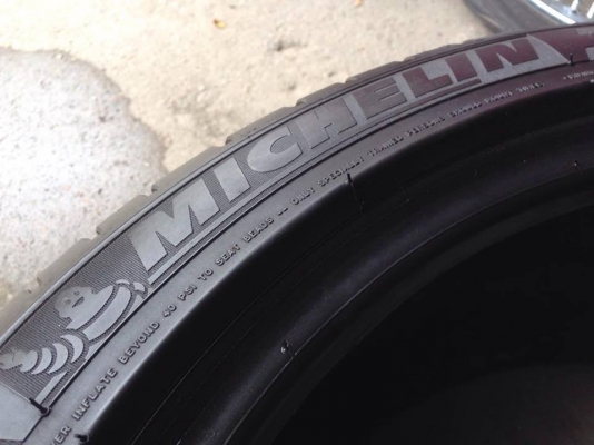 ยาง MICHELIN 215-45-17 ปี 14 ครบชุด 4 เส้น 4500 สภาพสวยๆไม่บวมไม่กินข้าง ดอกยางเหลือเยอะเอาไปวิ่งกันใด้อีกยาว