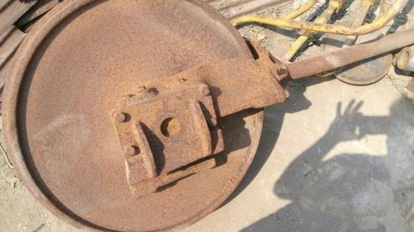 ขายขายันล้อนำ และ ล้อนำรถแทรกเตอร์ D-50 D-5 D-4 ของเก่า สภาพสวย ขายไม่แพงครับ