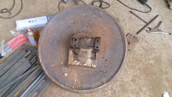 ขายขายันล้อนำ และ ล้อนำรถแทรกเตอร์ D-50 D-5 D-4 ของเก่า สภาพสวย ขายไม่แพงครับ