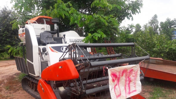รถเกี่ยวข้าว kubota DC 70 พร้อมเทเลอร์