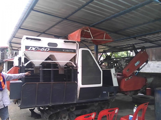 ขายรถเกี่ยวข้าวคูโบต้า  DC 60 PLUs  นิ้วสปริง