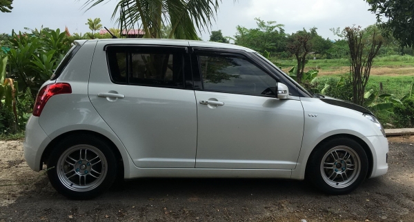 suzuki swift ปี '11 สีขาว ตัว Top suzuki swift ปี '11 สีขาว ตัว Top