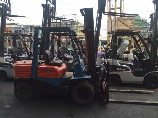 รถยกโตโยต้ารุ่น 5 น้ำหนักยก 3 ตัน เสาสูง 4 เมตร เครื่องดีเซล เกียร์ธรรมดา งาเทได้ ***ขายตักราคาพ่อค้า 195,000 ***