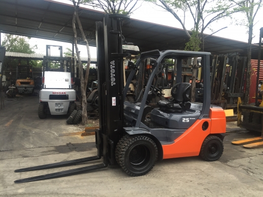 รถยกโตโยต้ารุ่น 8 น้ำหนักยก 2.5 ตัน เสาสูง 6 เมตร เครื่องดีเซล 3Z เกียร์ออโต้