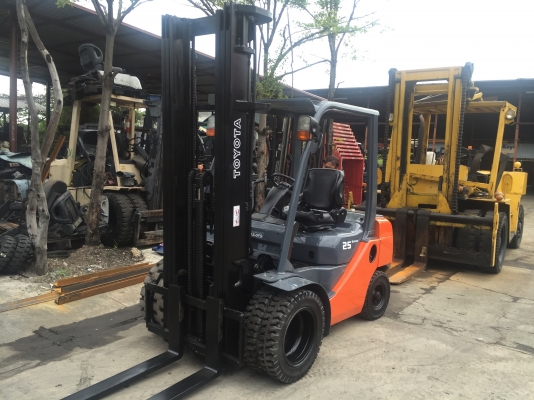 รถยกโตโยต้ารุ่น 8 น้ำหนักยก 2.5 ตัน เสาสูง 6 เมตร เครื่องดีเซล 3Z เกียร์ออโต้ รถยกโตโยต้ารุ่น 8 น้ำหนักยก 2.5 ตัน เสาสูง 6 เมตร เครื่องดีเซล 3Z เกียร์ออโต้