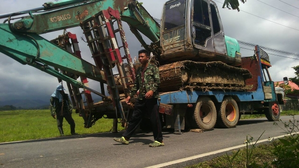 ขายรถสิบล้อ เทเลอร์ลากรถเกี่ยวข้าว แมคโค เครื่องยนต์อีซูซุ 160 แรงม้า 6 สูบ เครื่องยนต์ทำมาใหม่ รถต่อทะเบียบไม่ขาด!!! ขายรถสิบล้อ เทเลอร์ลากรถเกี่ยวข้าว แมคโค เครื่องยนต์อีซูซุ 160 แรงม้า 6 สูบ เครื่องยนต์ทำมาใหม่ รถต่อทะเบียบไม่ขาด!!!