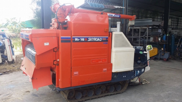 รถเกี่ยวข้าวพร้อมนวดข้าวในตัว แบบนั่งขับ เก่าญี่ปุ่น  KUBOTA รุ่น R1-16G เกี่ยวข้าว 2 แถว เครื่องยนต์ดีเซล