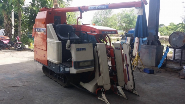 รถเกี่ยวข้าวพร้อมนวดข้าวในตัว แบบนั่งขับ เก่าญี่ปุ่น  KUBOTA รุ่น R1-16G เกี่ยวข้าว 2 แถว เครื่องยนต์ดีเซล