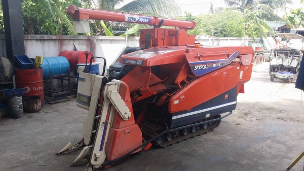 รถเกี่ยวข้าวพร้อมนวดข้าวในตัว แบบนั่งขับ เก่าญี่ปุ่น  KUBOTA รุ่น R1-16G เกี่ยวข้าว 2 แถว เครื่องยนต์ดีเซล
