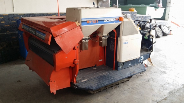 รถเกี่ยวข้าวพร้อมนวดข้าวในตัว แบบนั่งขับ เก่าญี่ปุ่น  KUBOTA   รุ่น  R1-131 เกี่ยวข้าว 2 แถว เครื่องยนต์ดีเซล