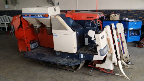 รถเกี่ยวข้าวพร้อมนวดข้าวในตัว แบบนั่งขับ เก่าญี่ปุ่น  KUBOTA   รุ่น  R1-131 เกี่ยวข้าว 2 แถว เครื่องยนต์ดีเซล