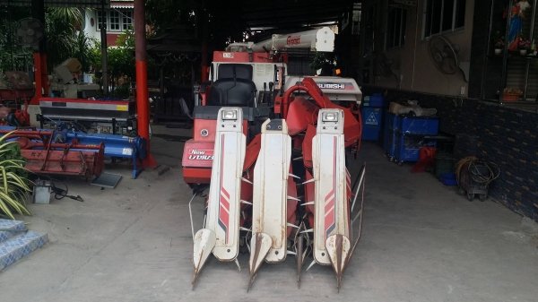 รถเกี่ยวข้าวพร้อมนวดข้าวในตัว แบบนั่งขับ เก่าญี่ปุ่น  MITSUBISHI รุ่น MC20G เกี่ยวข้าว 3 แถว มีท่อส่งข้าว