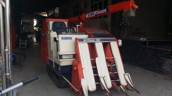รถเกี่ยวข้าวพร้อมนวดข้าวในตัว แบบนั่งขับ เก่าญี่ปุ่น  KUBOTA รุ่น R1-30 เกี่ยวข้าว 3 แถว  มีท่อส่งข้าว