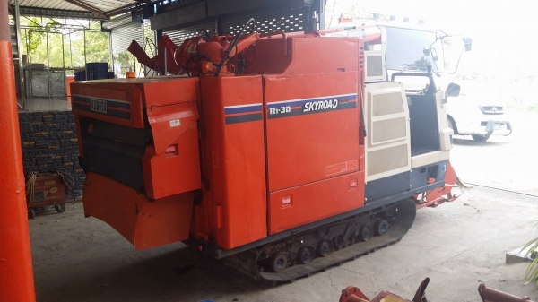 รถเกี่ยวข้าวพร้อมนวดข้าวในตัว แบบนั่งขับ เก่าญี่ปุ่น  KUBOTA รุ่น R1-30 เกี่ยวข้าว 3 แถว  มีท่อส่งข้าว