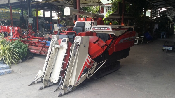 รถเกี่ยวข้าวพร้อมนวดข้าวในตัว แบบนั่งขับ เก่าญี่ปุ่น  MITSUBISHI รุ่น MC24G เกี่ยวข้าว 3 แถว มีท่อส่งข้าว