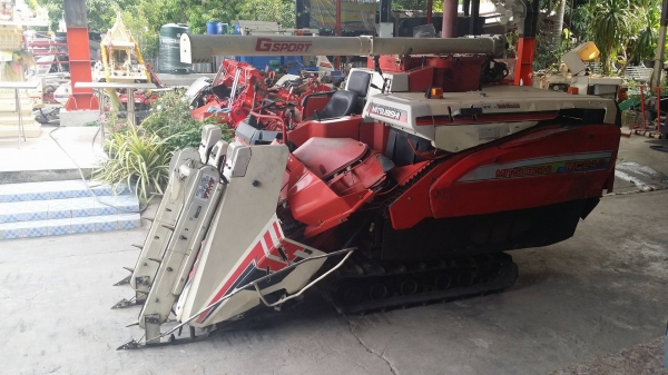 รถเกี่ยวข้าวพร้อมนวดข้าวในตัว แบบนั่งขับ เก่าญี่ปุ่น  MITSUBISHI รุ่น MC24G เกี่ยวข้าว 3 แถว มีท่อส่งข้าว