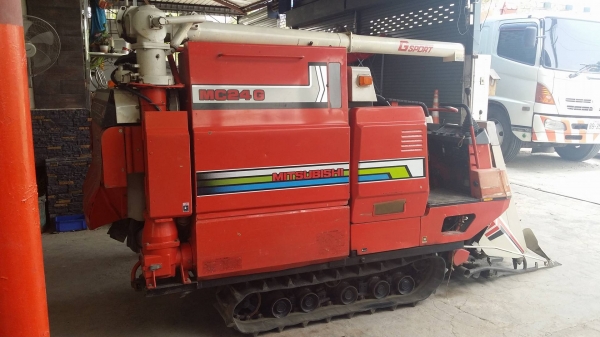 รถเกี่ยวข้าวพร้อมนวดข้าวในตัว แบบนั่งขับ เก่าญี่ปุ่น  MITSUBISHI รุ่น MC24G เกี่ยวข้าว 3 แถว มีท่อส่งข้าว