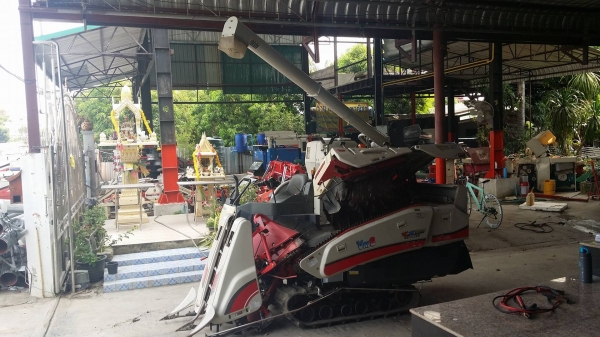 รถเกี่ยวข้าวพร้อมนวดข้าวในตัว แบบนั่งขับ เก่าญี่ปุ่น  MITSUBISHI รุ่น VM6 เกี่ยวข้าว 2 แถว มีท่อส่งข้าว