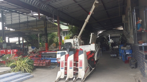 รถเกี่ยวข้าวพร้อมนวดข้าวในตัว แบบนั่งขับ เก่าญี่ปุ่น  YANMAR รุ่น  CA210 เกี่ยวข้าว 3 แถว มีท่อส่งข้าว