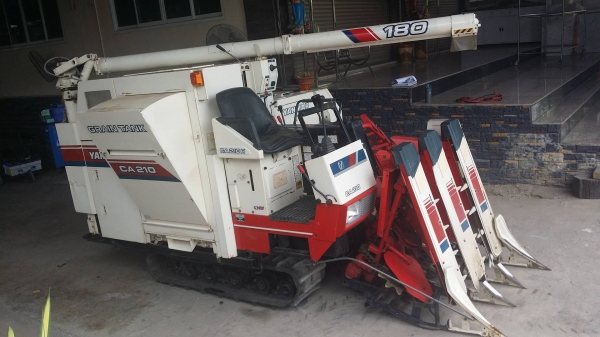 รถเกี่ยวข้าวพร้อมนวดข้าวในตัว แบบนั่งขับ เก่าญี่ปุ่น  YANMAR รุ่น  CA210 เกี่ยวข้าว 3 แถว มีท่อส่งข้าว