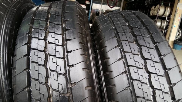 ขายยางป้ายแดง dunlop splt36 215/70r15 ยางปี16สนใจติดต่อ ตาเล็ก ล้อและยางครับ 081-3747940
