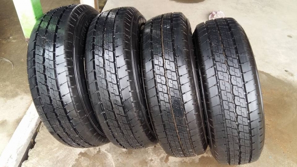 ขายยางป้ายแดง dunlop splt36 215/70r15 ยางปี16สนใจติดต่อ ตาเล็ก ล้อและยางครับ 081-3747940