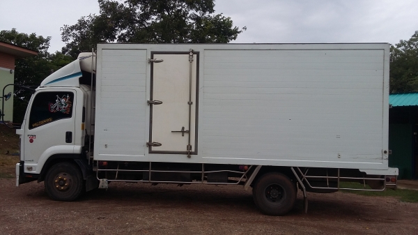 ขายรถ 6 ล้อ / ISUZU ตู้เย็น 190 แรง / ยาว 5.70 ม./ สูง 2.40 ม./ กว้าง 2.40 ม.