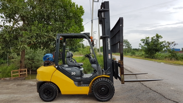 ขายด่วนรถยกKOMATSU FG30-17ยก3.0ตันเสาสูง4เมตรเกียรออโต้รถนอกนำเข้ายังไม่เคยใช้งานในเมืองไทยเลย=รุ่นใหม่ขายถูกๆๆ