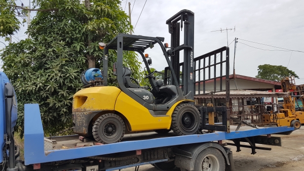 ขายด่วนรถยกKOMATSU FG30-17ยก3.0ตันเสาสูง4เมตรเกียรออโต้รถนอกนำเข้ายังไม่เคยใช้งานในเมืองไทยเลย=รุ่นใหม่ขายถูกๆๆ