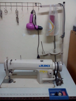 ขายจักรเย็บผ้ายี่ห้อ Juki รุ่น DDL- 8100e สภาพเหมือนใหม่ ใช้งานน้อย พร้อมใช้งาน ซื้อมาเย็บได้ไม่กี่เดือนเอง ตอนนี้เลิกเย็บแล้ว