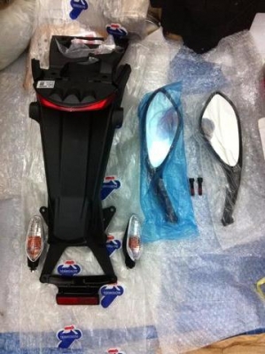 ชุดท้าย Ducati 796 ทั้งชุด พร้อมกระจกหน้าเดิมใหม่ๆไร้ริ้วรอย