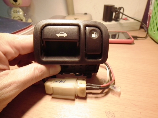 สวิทซ์ เปิดปิด ฝาท้ายและฝาถังน้ำมัน