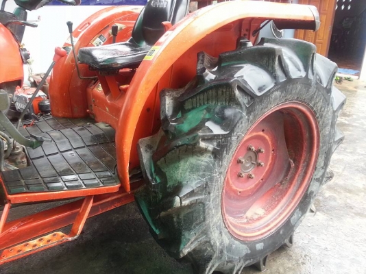 คูโบต้า L4708 4 WD พร้อมใบมีดคานโค้งไม่ติดคันนา