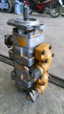 ขายเครื่องรถแมคโค S-4-D-105-5 และ ปั้มสามตอน  13 ฟัน ของเก่านอกสภาพสวยขายไม่แพงครับ