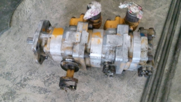 ขายเครื่องรถแมคโค S-4-D-105-5 และ ปั้มสามตอน  13 ฟัน ของเก่านอกสภาพสวยขายไม่แพงครับ