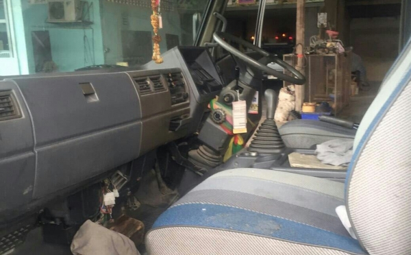 หกล้อ ฮีโน่ FC120ปี40ซุปเปอร์เสีย ดั้มกะบะเรส หัวเก๋งสวยบางสีเดิมๆพายในครบ แอร์เย็นๆ สภาพพร้อมใช้รถวิ่งงานประจำ เล่มทะเบียนพร้อมโอน ขายราคาเบาะ 325,000บ เหมาะสำหรับนักปั้น ครับ