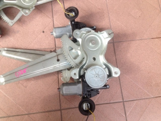 มอเตอร์รางกระจกไฟฟ้า TOYOTA ยาริส ครบชุดหน้าหล้งเก่าญี่ปุ่นสภาพดี