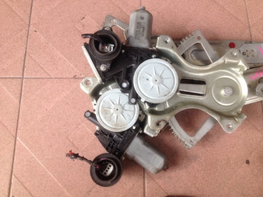 มอเตอร์รางกระจกไฟฟ้า TOYOTA ยาริส ครบชุดหน้าหล้งเก่าญี่ปุ่นสภาพดี