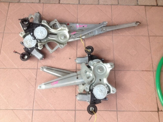 มอเตอร์รางกระจกไฟฟ้า TOYOTA ยาริส ครบชุดหน้าหล้งเก่าญี่ปุ่นสภาพดี