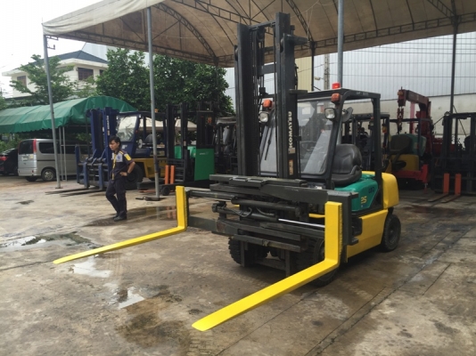 ขายโฟล์คลิฟท์โคมัตสุ KOMATSU 2.5ตัน  เสายกได้สูง4เมตร เครื่องยนต์ดีเซล งาซไลด์ซ้ายขวาได้ สภาพใช้งานน้อยพร้อมใช้