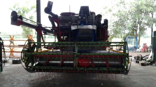 ขายรถเกี่ยวข้าวไทยเส็ง บิ้วใหม่ทังคัน ทำปากไหม่ ทำคอไหม่ ทำตู้ไหม่ อัดโซ่ไหม่ 2 ข้าง เช็คลูกปืนตัวเดินไหม่ เครื่องอีซูสุ 240ไม่มีโบ ปั้มไดกิ้น 23 ตัวเดิน  200 ระบบเกี่ยวแบบปั้มไฮดอลิก มีคายคอ ราคาต่อรองได้ 0929264063