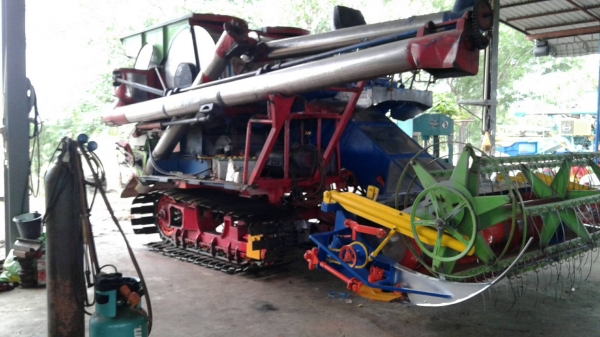 ขายรถเกี่ยวข้าวไทยเส็ง บิ้วใหม่ทังคัน ทำปากไหม่ ทำคอไหม่ ทำตู้ไหม่ อัดโซ่ไหม่ 2 ข้าง เช็คลูกปืนตัวเดินไหม่ เครื่องอีซูสุ 240ไม่มีโบ ปั้มไดกิ้น 23 ตัวเดิน  200 ระบบเกี่ยวแบบปั้มไฮดอลิก มีคายคอ ราคาต่อรองได้ 0929264063