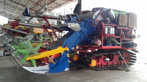 ขายรถเกี่ยวข้าวไทยเส็ง บิ้วใหม่ทังคัน ทำปากไหม่ ทำคอไหม่ ทำตู้ไหม่ อัดโซ่ไหม่ 2 ข้าง เช็คลูกปืนตัวเดินไหม่ เครื่องอีซูสุ 240ไม่มีโบ ปั้มไดกิ้น 23 ตัวเดิน  200 ระบบเกี่ยวแบบปั้มไฮดอลิก มีคายคอ ราคาต่อรองได้ 0929264063