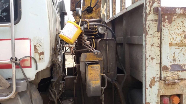 6 ล้อเครน 3 ตัน 195 แรง HINO FF3H กระบะเหล็กยาว 7 ม. รถพร้อมใช้ แต่สีไม่สวย ยาง 900-20