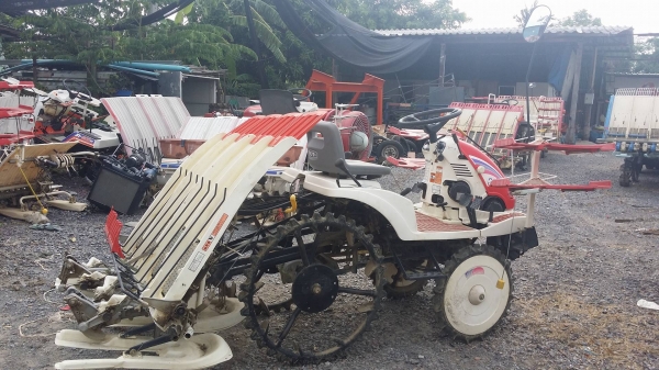 รถดำนานั่งขับ YANMAR รุ่น Pe-4 เก่าญี่ปุ่น  ดำนา 4 แถว สภาพสวย เครื่องยนต์ติดง่าย สภาพสวยพร้อมใช้งาน